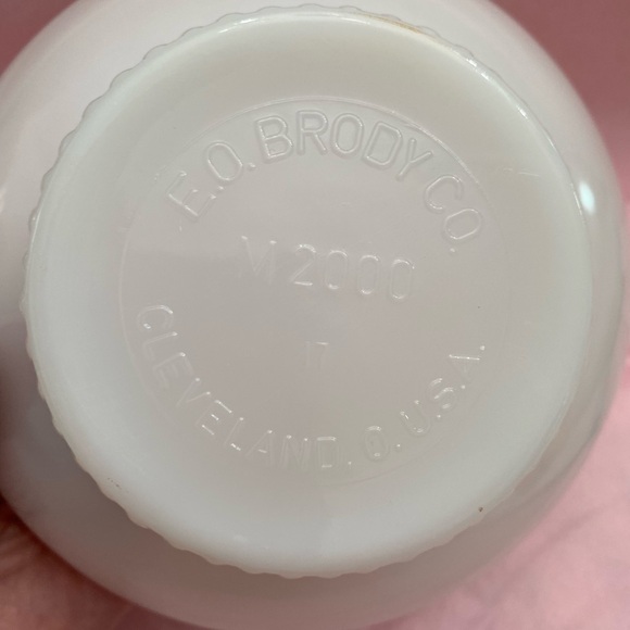 VINTAGE E.O. BRODY ROUND WHITE MILK GLASS DISH WITH SCALLOPED TRIM - Picture 5 of 10